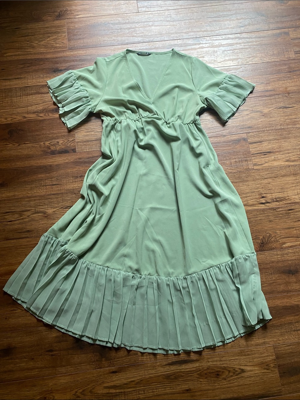Bloomchic sz 12 sage green V neck maxi dress with flowy sleeves & pleats